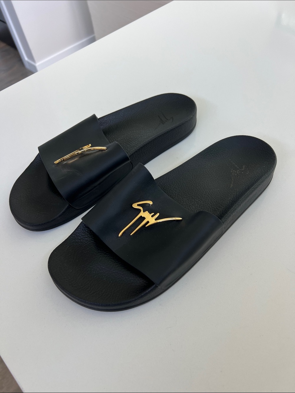 Giuseppe Zanotti brett signature gold tone logo black leather open toe slides 44